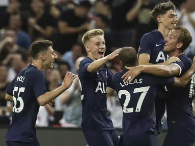 Penyerang Tottenham Hotspur, Harry Kane berselebrasi dengan rekan-rekannya usai mencetak gol ke gawang Juventus pada laga International Champions Cup (ICC) 2019 di National Stadium, Singapura (21/7/2019). Tottenham menang tipis atas Juventus 3-2. (AP Photo/Danial Hakim)