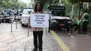 Aktivis Koalisi Pejalan Kaki (KPK) melakukan aksi sambil membawa poster himbauan di sepanjang trotoar kawasan Monas, Jakarta, Jumat (28/7). Aksi tersebut dilakukan untuk mengembalikan trotoar sesuai fungsinya. (Liputan6.com/Immanuel Antonius)