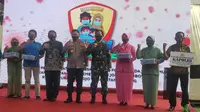 Forkopimda Jatim meluncurkan gerakan Jatim Bermasker di Kampung Tangguh Semeru (KTS) di kawasan Mojo, Surabaya, Kamis (6/8/2020). (Foto: Liputan6.com/Dian Kurniawan)