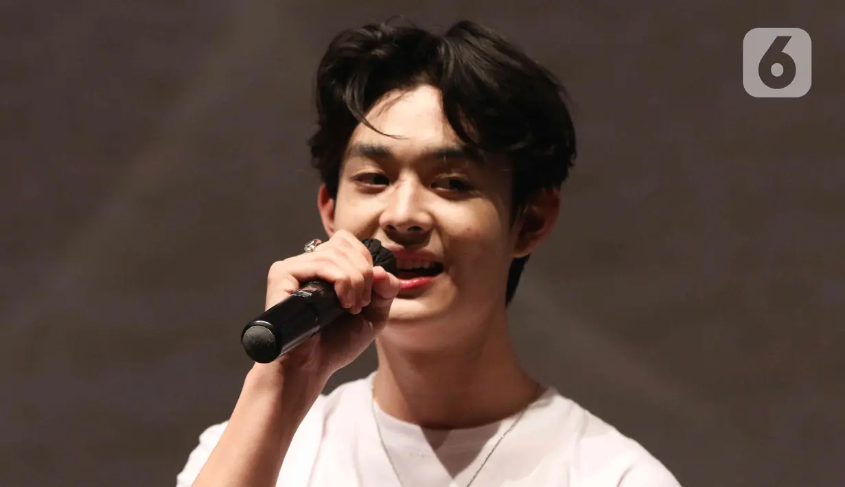 Penyanyi Gabriel Prince saat konferensi pers film Kau & Dia 2 di Jakarta, Kamis (30/6/2022).  Selain itu, terdapat pemain baru yang terlibat dalam film ini, yaitu Gabriel Prince sebagai Bryan. (Liputan6.com/Herman Zakharia)