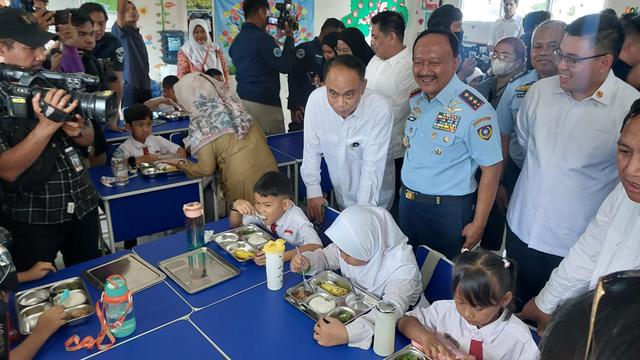 Menteri Koperasi Budi Arie Setiadi meninjau Program Makan Bergizi Gratis (MBG) di SD Angkasa 05, Kompleks Halim Perdanakusuma, Jakarta, Senin (6/1/2025). (Liputan6.com/Arief)