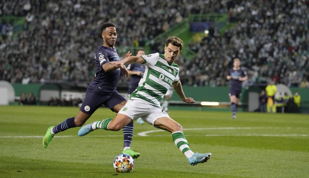 Meski sudah unggul jauh namun Manchester City tak mengendurkan tekanan. Raheem Sterling dkk masih melakukan serangan-serangan membahayakan pertahanan lawan. (AP/Armando Franca)