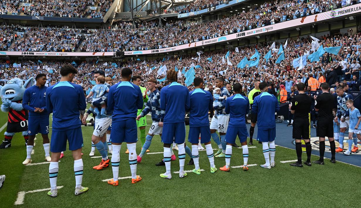Para pemain Chelsea memberikan Guard of Honour kepada para pemain starter Manchester City sebelum dimulainya laga pekan ke-37 Liga Inggris 2022/2023 di Etihad Stadium, Manchester (21/5/2023). (AFP/Oli Scarff)