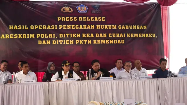 Menkeu Sri Mulyani, Mendag Zulkifli Hasan, Menko Perekonomian Airlangga Hartarto, melakukan pemusnahan Barang Hasil Pengawasan Balepress (Pakaian Bekas Ilegal) dan barang impor lainnya, senilai hampir Rp 50 miliar. (Tira/Liputan6.com)