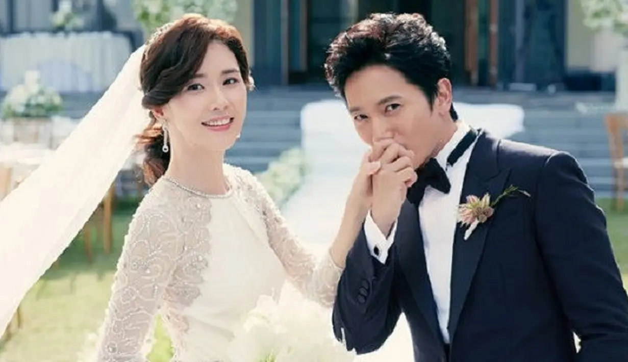 Lee Bo Young dan Ji Sung pertama kali bertemu saat membintangi sebuah drama pada 2005. Delapan tahun kemudian, mereka pun berpacaran dan menikah pada 2013. (Foto: soompi.com)