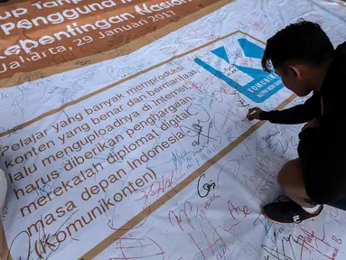 Peserta menandatangani spanduk “Deklarasi Hidup Tanpa Hoax dan Fitnah di kawasan Bundaran HI, Jakarta, Minggu (29/1). Aksi itu untuk meningkatkan kewaspadaan terhadap berita hoax dan fitnah terutama menjelang Pilkada Serentak. (Liputan6.com/Faizal Fanani)