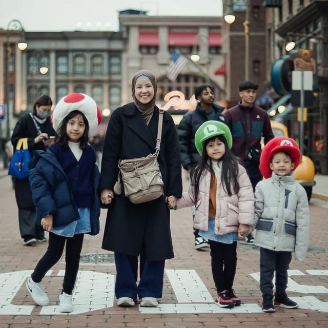 7 Momen Desta dan Natasha Rizky Ajak Anak Liburan di Jepang, Curi Perhatian