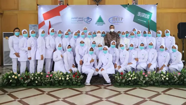 Menteri Ketenagakerjaan Ida Fauziyah melepas 150 tenaga kesehatan Indonesia ke Arab Saudi. (Dok. Kemnaker)