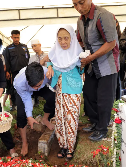 [Bintang] Pemakaman Ayah Enda Ungu