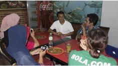 Bola.com memiliki kesempatan mengikuti Jafri Sastra dan keluarga menyantap sate Padang Ajo Ramon di Blok S, Jakarta Selatan