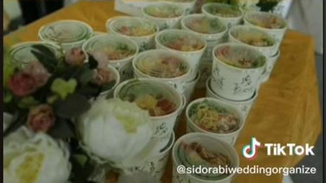 Pasangan Pengantin Datangkan Banyak Pedagang Makanan di Resepsi Pernikahan