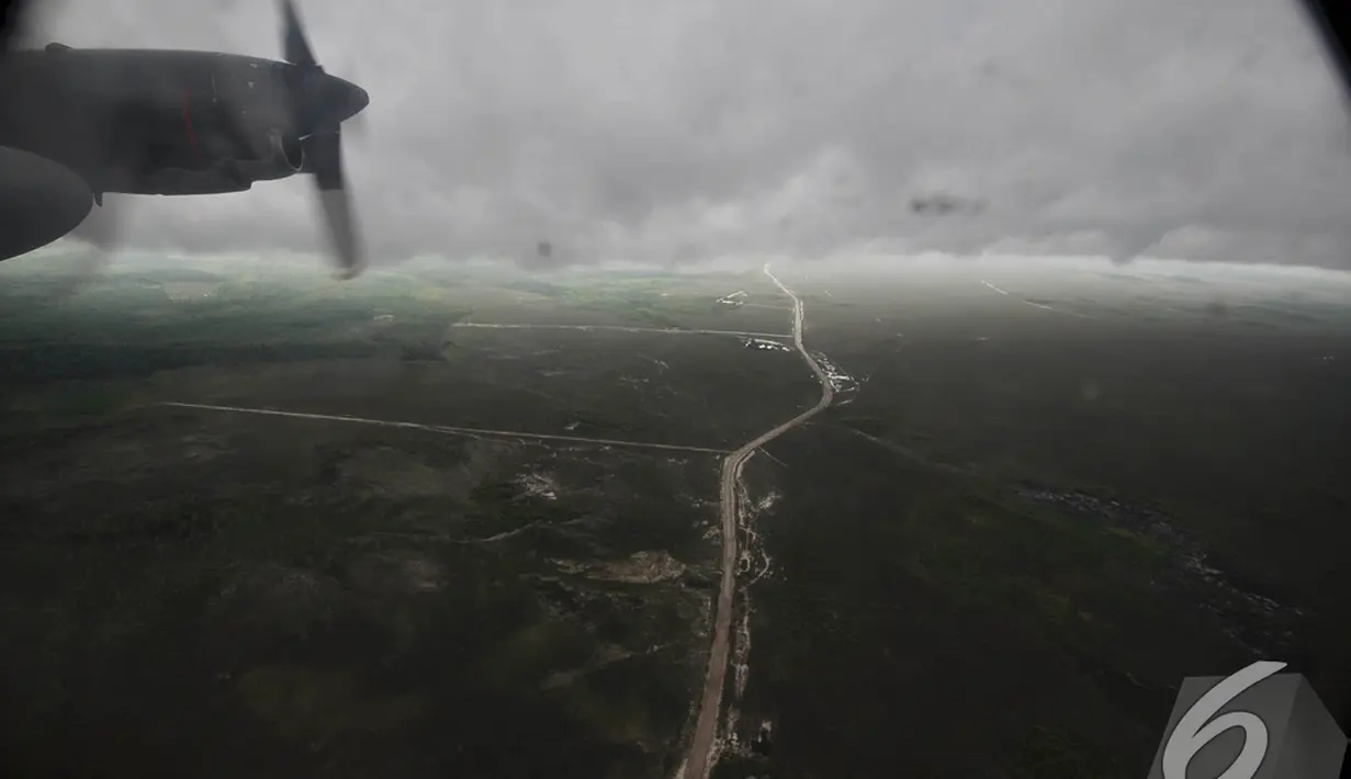 Tim dari TNI AU menyisir hutan Kalimantan saat melakukan pencarian Pesawat AirAsia QZ8501, Kalimantan, Selasa (30/12/2014). (Liputan6.com/Miftahul Hayat)