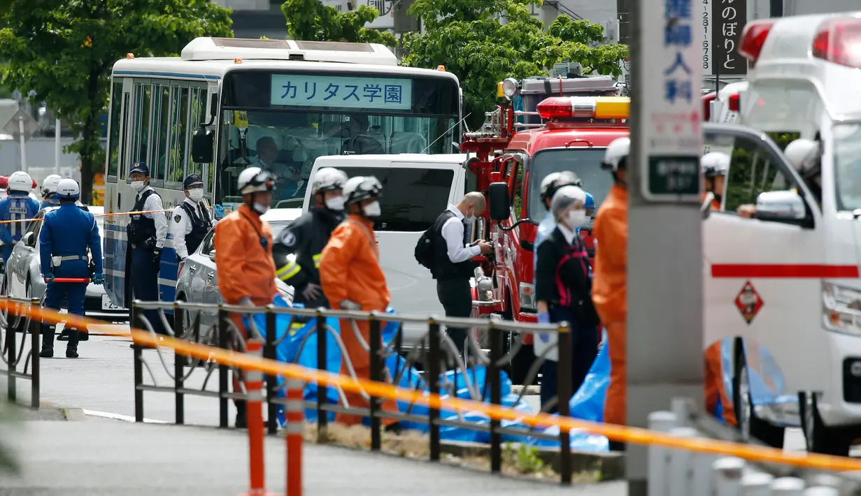Sebuah bus sekolah terparkir di lokasi penusukan massal di Kawasaki, dekat Tokyo, Jepang, Selasa (28/5/2019). Seorang pria yang diduga kuat sebagai tersangka telah ditahan oleh pihak Kepolisian Jepang, namun belum disebutkan identitasnya. (Kyodo News via AP)