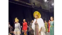 Paula Verhoeven tampil kembali di catwalk setelah 3 tahun dalam acara Arab Fashion Week. (Sumber: Instagram/paula_verhoeven)