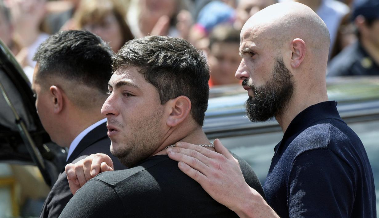 Keluarga dan kerabat menyambut kedatangan jenazah pesepak bola Nantes, Emiliano Sala, saat tiba di Club Atletico, Santa Fe, Sabtu (16/2). Emiliano Sala meninggal dunia setelah kecelakaan pesawat. (AFP/Juan Mabromata)