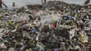 Sampah plastik yang menumpuk di kawasan wisata hutan Mangrove Muara Angke, Jakarta, Sabtu (17/3). Setelah dibersihkan, perairan dengan luas 7.500 meter persegi itu akan dijadikan kolam tambak ikan bandeng. (Merdeka.com/Imam Buhori)