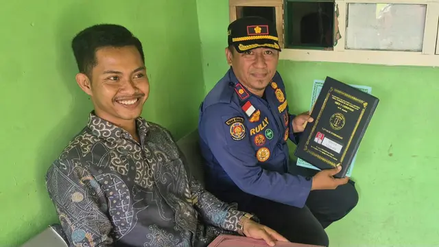 Kepala Bidang Damkar Damkarmat Lampung Selatan, Rully Fikriansyah saat mengambilkan rapor milik Meyva. Foto : (Istimewa).