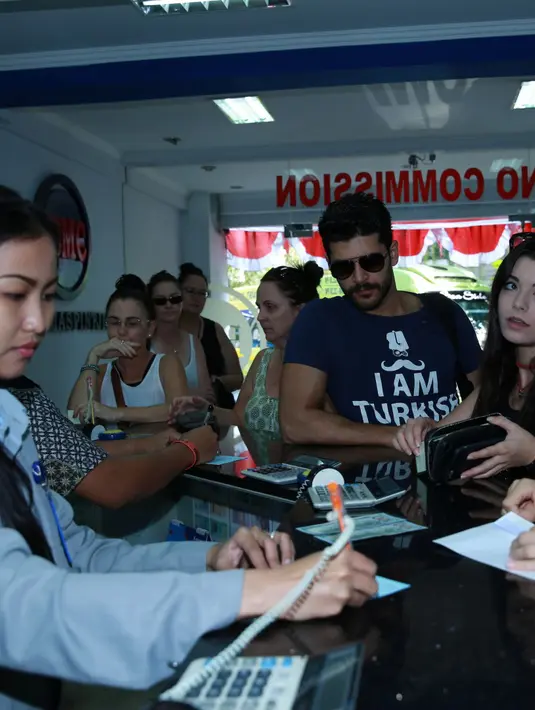 Menghabiskan liburan di Bali, Emre Kivilcim nampak semakin dekat dengan lawan mainnya di serial Elif terutama Gulcin Tuncok. (Deki Prayoga/Bintang.com)