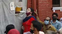 Seorang petugas kesehatan mengambil sampel usap untuk menguji COVID-19 di Prayagraj, India, Rabu (7/4/2021). India mencapai puncak baru dengan 115.736 kasus COVID-19 dalam 24 jam. (AP Photo/Rajesh Kumar Singh)