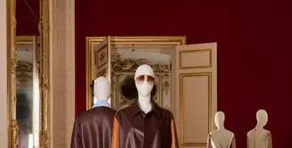 Alih-alih menampilkan koleksi melalui peragaan busana di Paris Fashion Week,  Jonathan Anderson memilih konsep yang lebih tenang dan artistik. [Dok/LOEWE].
