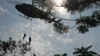Terlihat beberapa pasukan turun dari heli dari ketinggian yang terlihat cukup rendah menggunakan tali, Jakarta, Jumat (18/7/14). (Liputan6.com/Miftahul Hayat)