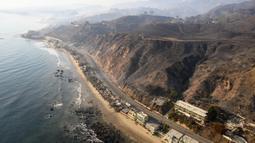 Kebakaran hutan dan lahan di Los Angeles masih belum mereda. Dua kebakaran hutan besar masih mengancam Los Angeles dari timur dan barat tanpa terkendali hingga Kamis, 9 Januari 2025. (JOSH EDELSON/AFP)
