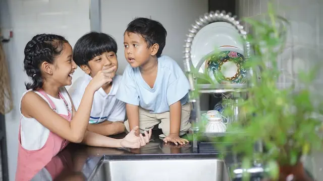 [Fimela] Keluarga Dwi Sasono