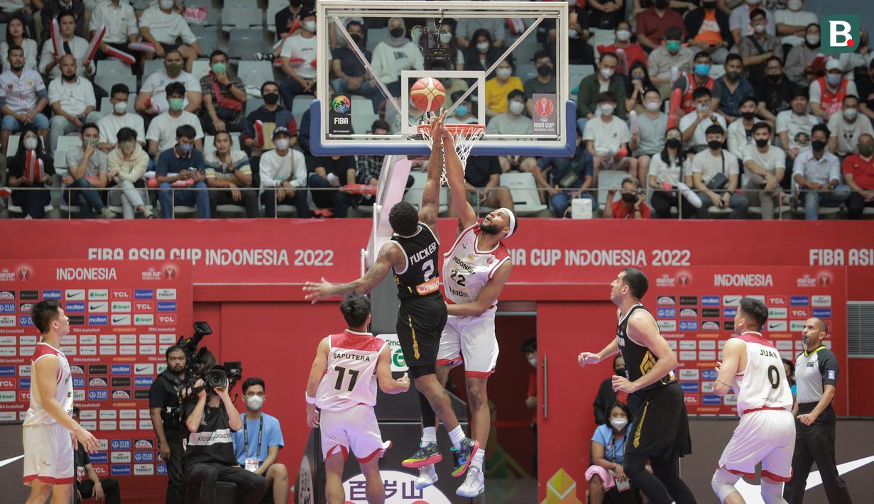 <p>Perebutan bola terjadi saat Indonesia berjumpa Yordania dalam lanjutan FIBA Asia Cup 2022&nbsp;di Istora Senayan, Jakarta,&nbsp;Kamis (14/07/2022). (Bola.com/Bagaskara Lazuardi)</p>