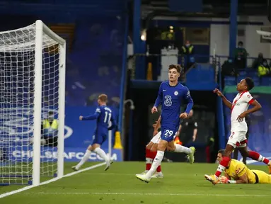 Pemain Chelsea Kai Havertz melakukan selebrasi usai mencetak gol ke gawang Southampton pada pertandingan Liga Premier Inggris di Stamford Bridge, London, Inggris, Sabtu (17/10/2020). Pertandingan berakhir dengan skor 3-3. (Matthew Childs/Pool via AP)