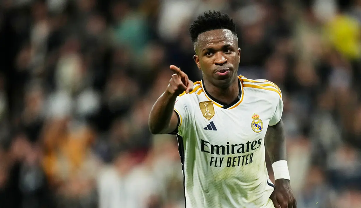 Semenit berselang, Rodrygo yang mencatatkan namanya di papan skor usai memanfaatkan kesalahan kiper Valencia Mamardashvili. Unggul 4-0 tidak membuat Real Madrid puas. Los Blancos mencetak gol kelima pada menit ke-84 yang lahir dari kaki kiri Rodrygo. (AP Photo/Jose Breton)