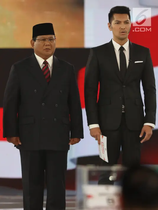 Capres nomor urut 02 Prabowo Subianto (kiri) didampingi moderator Zulfikar Naghi menyanyikan lagu 'Indonesia Raya' saat pembukaan debat keempat Pilpres 2019 di Hotel Shangri-La, Jakarta, Sabtu (30/3). (Liputan6.com/JohanTallo)