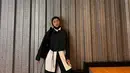 Bagi kamu pecinta monokrom, bisa padukan kemeja putih dengan cropped cardigan dan celana kulot [@fbyputrinc]