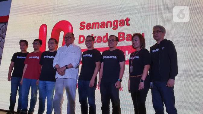 Para petinggi Bukalapak, termasuk CEO Bukalapak Rachmat Kaimuddin berserta Presiden Bukalapak Fajrin Rasyid dan Co-Founder Bukalapak Achmad Zaky dalam foto bersama. (Liputan6.com/ Agustin Setyo W).