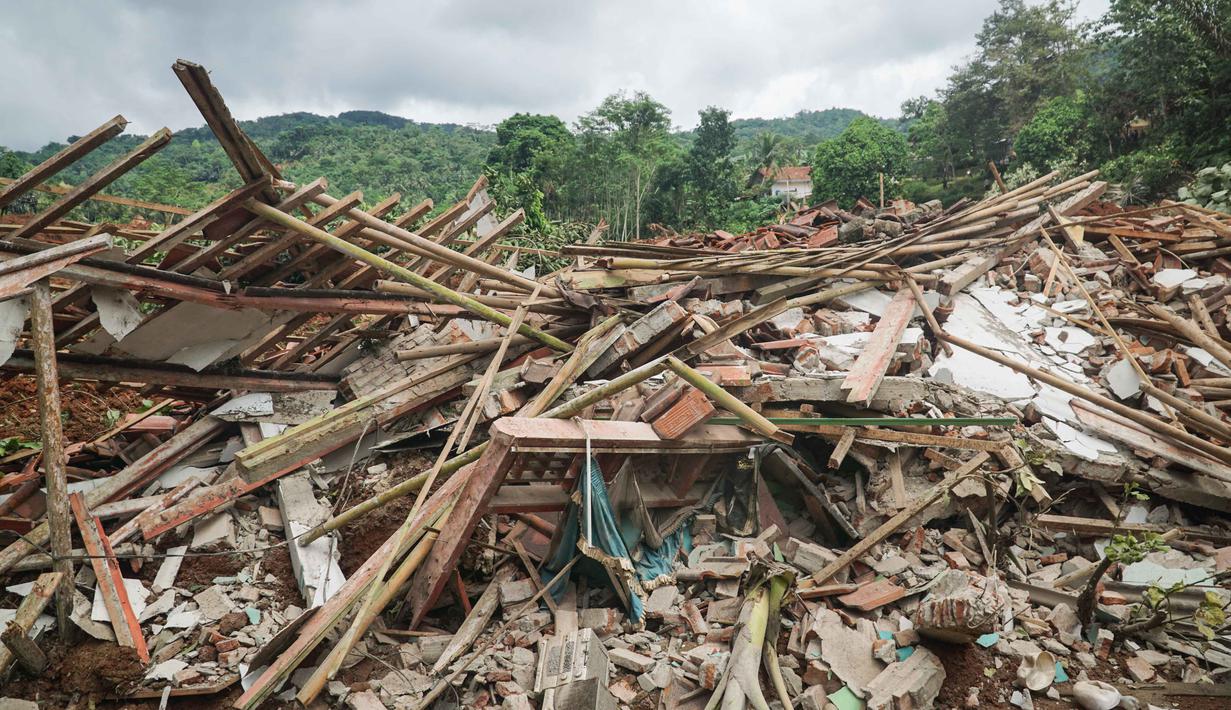 Longsor terjadi di tiga desa, yaitu Dusun Tarukahan, Dusun Cibuyut, dan Desa Cibeunying. Sejumlah rumah warga tertimbun hingga rata dengan tanah. Tampak dalam foto, sebuah rumah yang hancur terlihat saat tim penyelamat mencari korban selamat setelah longsor menimbun beberapa rumah di Desa Cibeunying, Kabupaten Cilacap, Jawa Tengah, pada Jumat 14 November 2025. (Bakhtiar RAHMAN/AFP)
