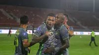 Bek tengah Persebaya Surabaya Yan Victor berselebrasi dengan Paulo Henrique usai mencetak gol ke gawang Arema FC dalam pekan ke-30 BRI Liga 1 2023/2024 di Stadion Kapten I Wayan Dipta, Gianyar, Rabu (27/3/2024) malam WIB. (Bola.com/Alit Binawan)