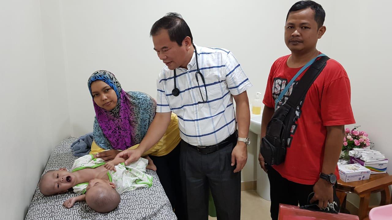 Bayi kembar siam Rahman dan Rahim di Bekasi yang mengidap kelainan jantung. (Istimewa)