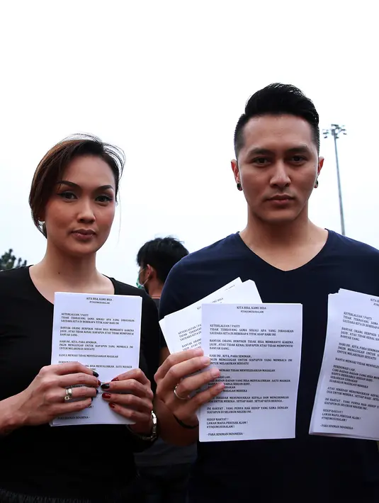 Demian Aditya dan sang istri, Sara, turut prihatin atas kejadian yang menimpa saudara di tanah air. Peristiwa tersebut bukanlah bencana alam namun akibat ulah manusia. Terlebih banyak korban meninggal akibat kabut asap ini. (Deki Prayoga/Bintang.com)