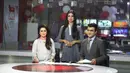 Marvia Malik, pembawa berita transgender pertama di Pakistan, dan rekan-rekannya sebelum membacakan berita untuk saluran televisi Kohenoor di Lahore, Selasa (27/3). Malik menjadi presenter setelah mendapat pelatihan selama tiga bulan. (AP/K.M. Chaudary)