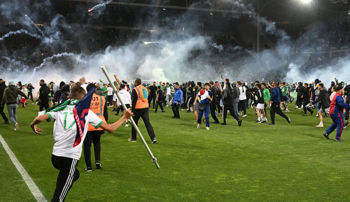 Suporter Saint-Etienne tak mampu membendung amarah usai tim kesayangannya dipastikan terdegradasi dari kasta tertinggi Liga Prancis. (AFP/Jean-Philippe Ksiazek)