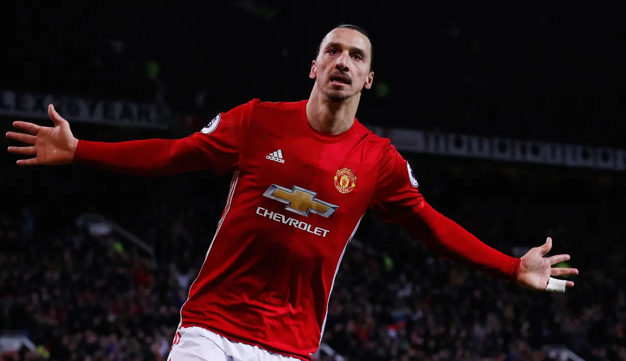 Penyerang MU, Zlatan Ibrahimovic melakukan selebrasi usai mencetak gol ke gawang Sunderland pada pertandingan Liga Inggris di Old Trafford, (26/12).MU menang atas Sunderland dengan skror 3-1. (Reuters/Phil Noble)