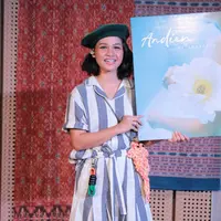 Penyanyi jazz Andien baru saja merilis album barunya. Dalam album berjudul Metamorfosa tersebut, Andien ingin berkarya secara jujur. 11 lagu disuguhkan dalam albumnya kali ini. (Adrian Putra/Bintang.com)