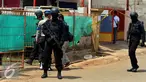 Tim Densus 88 Mabes Polri Indonesia berjaga di rumah terduga anggota jaringan teroris, Bekasi, Minggu (11/12). Densus 88 menangkap tiga orang terduga anggota kelompok teroris dan menemukan bom siap ledak. (Liputan6.com/Johan Tallo)