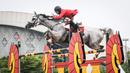 Atlet berkuda tim DNV Equestrian, Agung Riyanto beraksi pada nomor Show Jumping 140 cm saat ajang Solidarity Equestrian Challange 2022 yang berlangsung di Jakarta International Equestrian Park, Jakarta Timur, Minggu (30/01/2022). (Bola.com/Bagaskara Lazuardi)