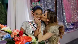 Keysi Sayago dicium oleh Mariam Habach, Miss Venezuela 2015 usai meraih kemenangan di ajang Miss Venezuela 2016 di Caracas, Venezuela (5/10). Keysi Sayago juga terpilih sebagai Miss Sonrisa dan Miss Actitud. (REUTERS/Marco Bello)