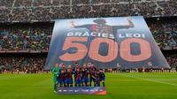 Para suporter Barcelona membentangkan spanduk besar merujuk 500 gol Lionel Messi sebelum laga kontra Osasuna di Camp Nou, Rabu (26/4/2017). (AFP/Lluis Gene)