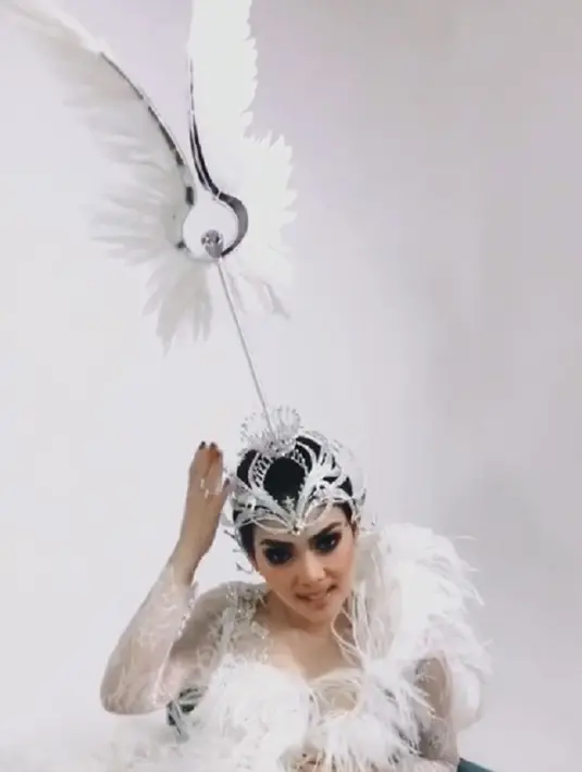 Beginilah jadinya jika Syahrini menjelma sebagai Ratu Angin Dewi Angin. Ia terlihat cetar mengenakan hiasan yang menjulang tinggi. (Foto: instagram.com/princessyahrini)