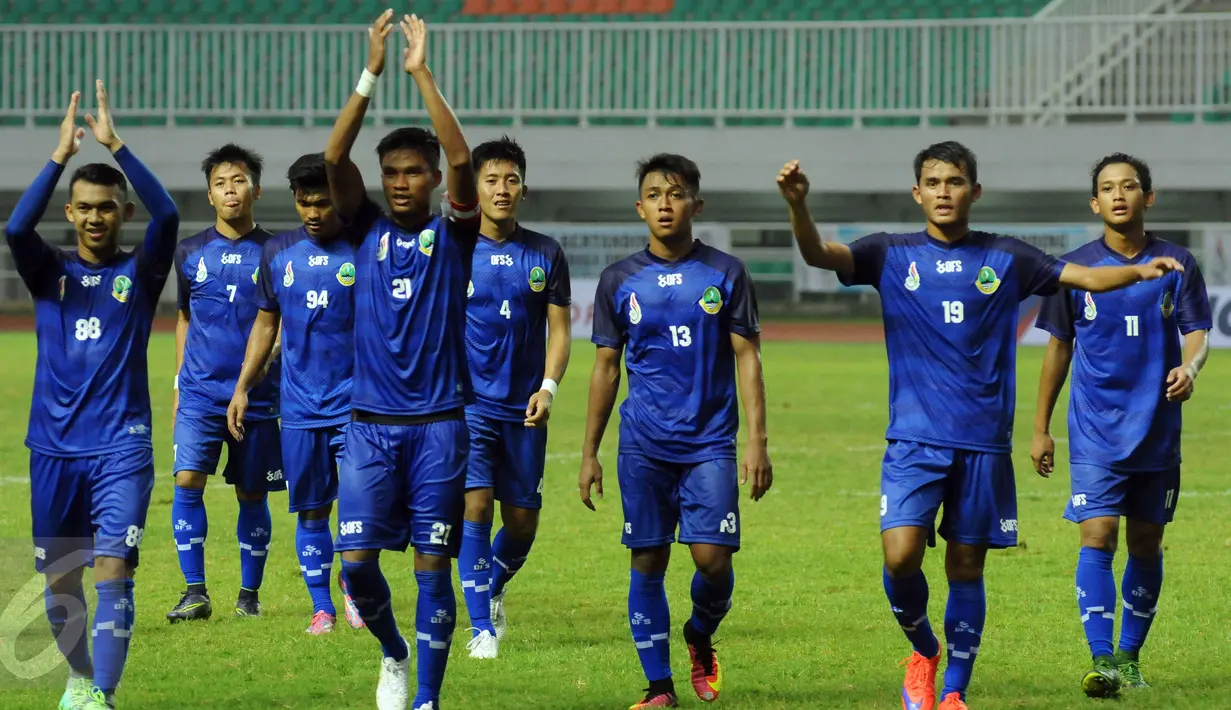 Pemain bola Jawa Barat mengangkat tangan usai menumbangkan tim Jawa Tengah 2-1 di laga perdana sepakbola Grup A PON XIX Jabar di Stadion Pakansari, Bogor, Rabu (14/6). Jawa Barat unggul 2-1 atas Jawa Tengah. (Liputan6.com/Helmi Fithriansyah)