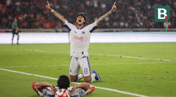Pemain Arema FC, Betinho melakukan selebrasi usai meraih pertandingan Persija Jakarta vs Arema FC BRI Super League pekan ke-20 yang berlangsung di Stadion Utama Gelora Bung Karno, Minggu (8/2/2026) malam WIB. (Bola.com/Abdul Aziz)