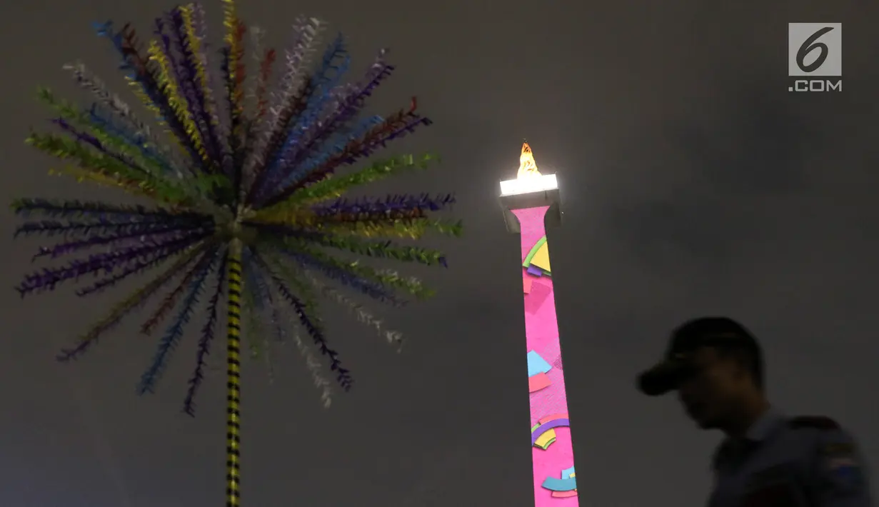 Video mapping Asian Games 2018 menghiasi Tugu Monas, Jakarta, Senin (13/8). Video mapping tersebut diputar dalam rangka memeriahkan Asian Games 2018 dan HUT Kemerdekaan RI. (Liputan6.com/Immanuel Antonius)