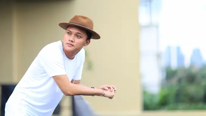 [Bintang] Antusiasme Rizky Febian Nonton Konser Coldplay di Bangkok